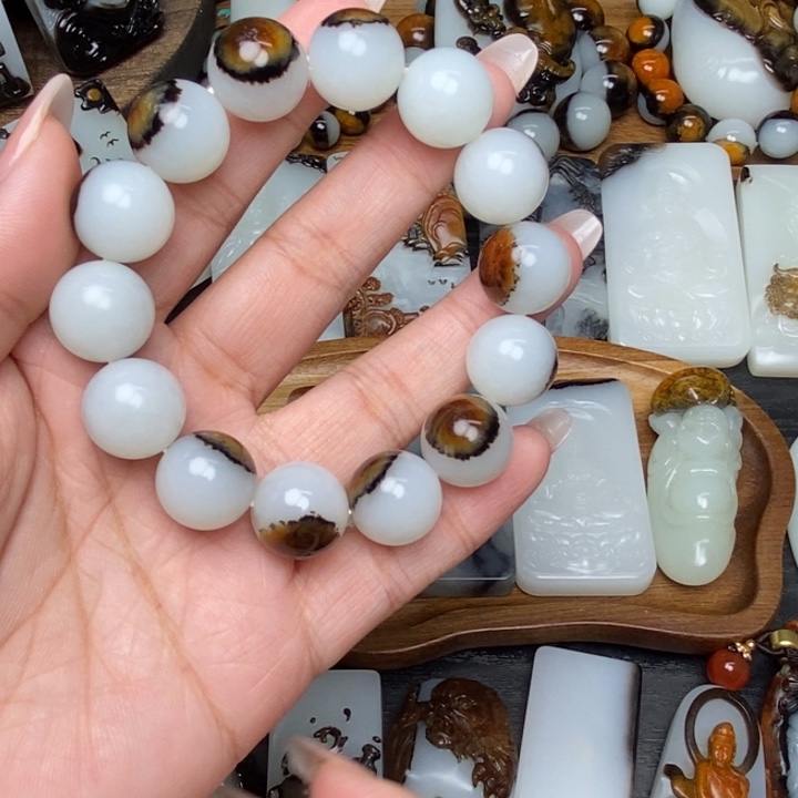 大***程和田玉未镶嵌颈饰