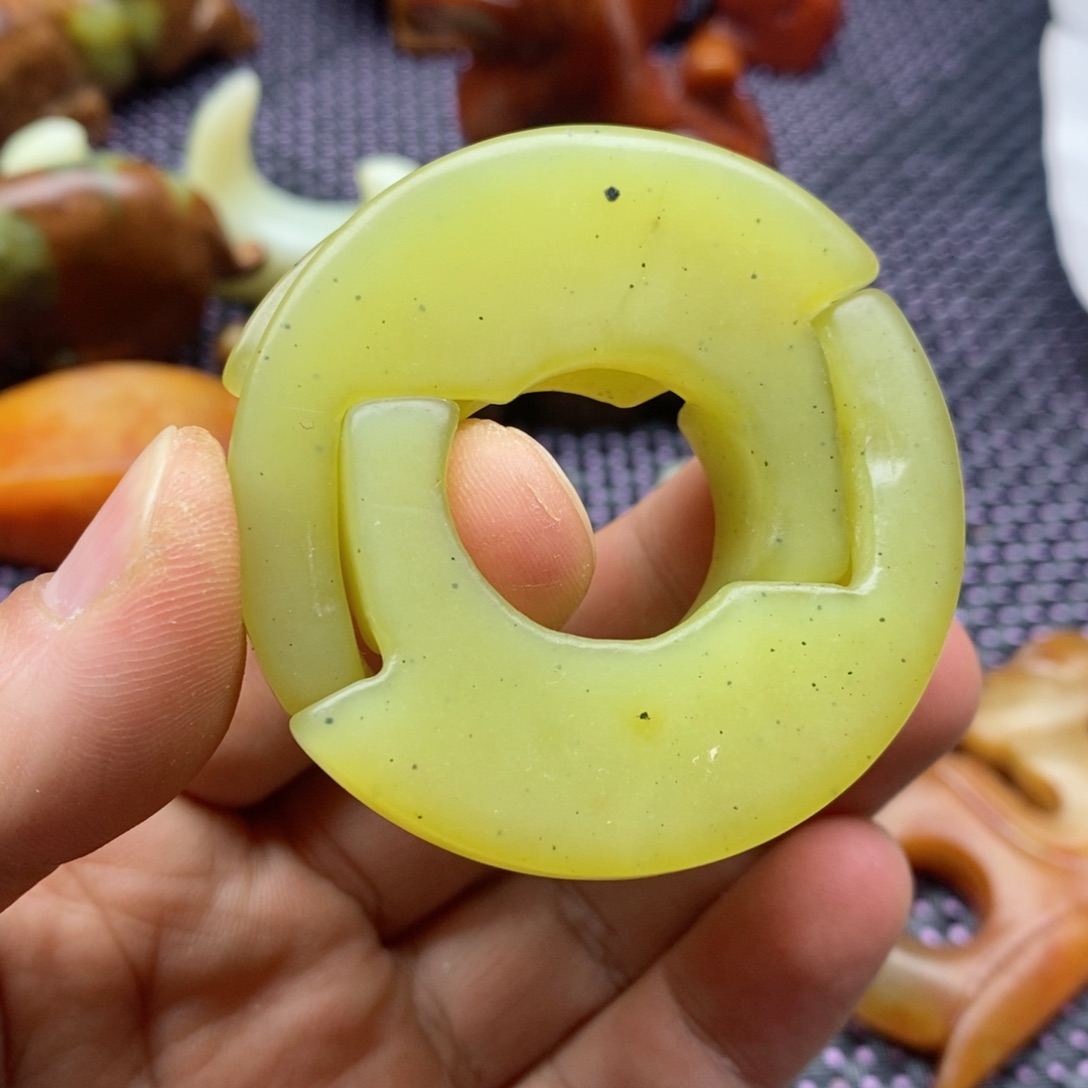 蛇纹石玉颈饰未镶嵌