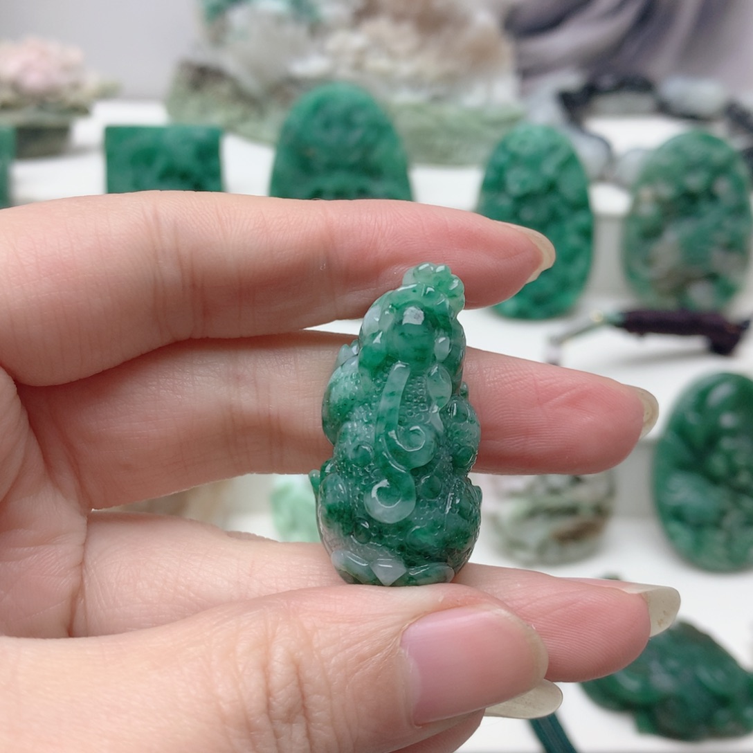 小***全独山玉未镶嵌颈饰
