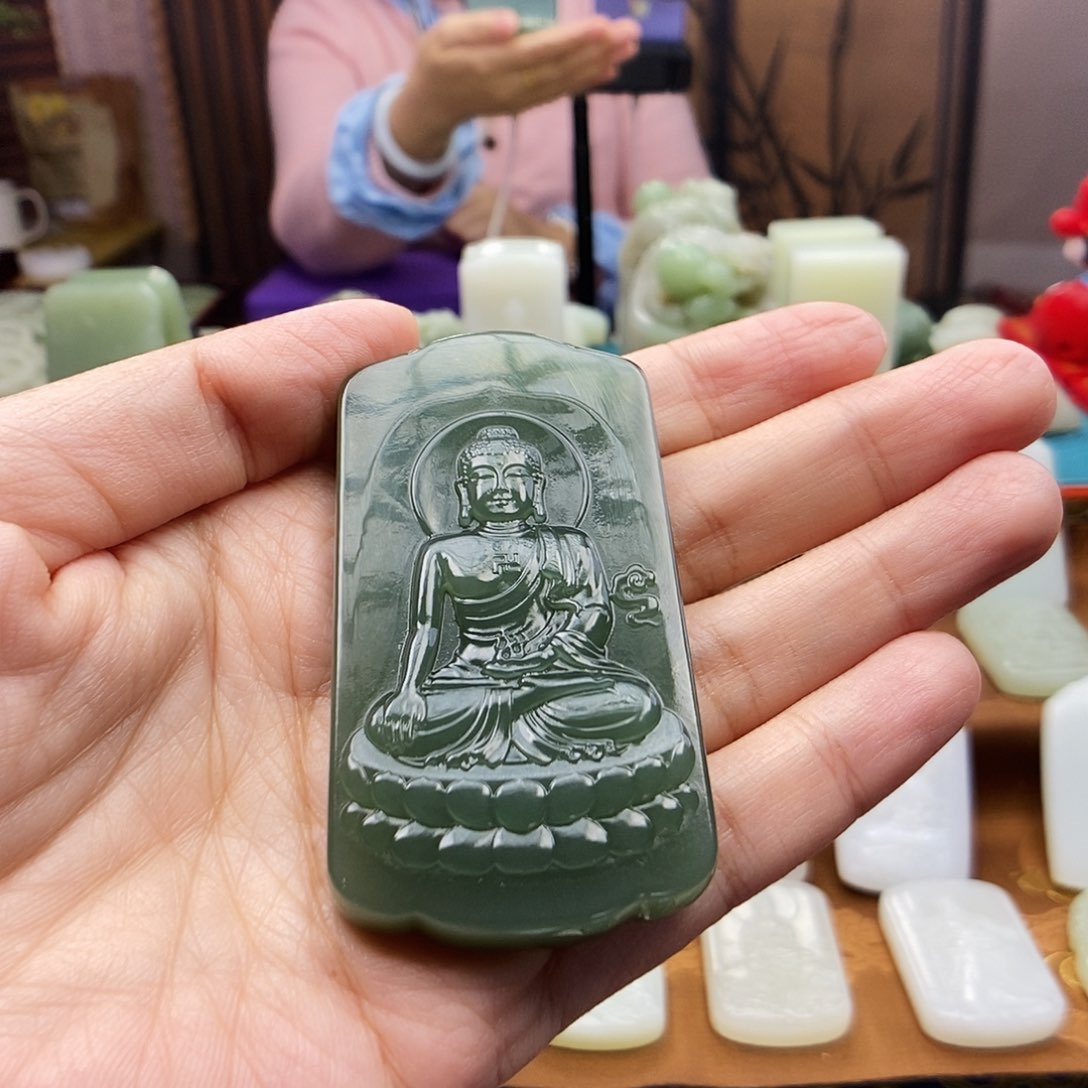 颈饰未镶嵌和田玉贪***?