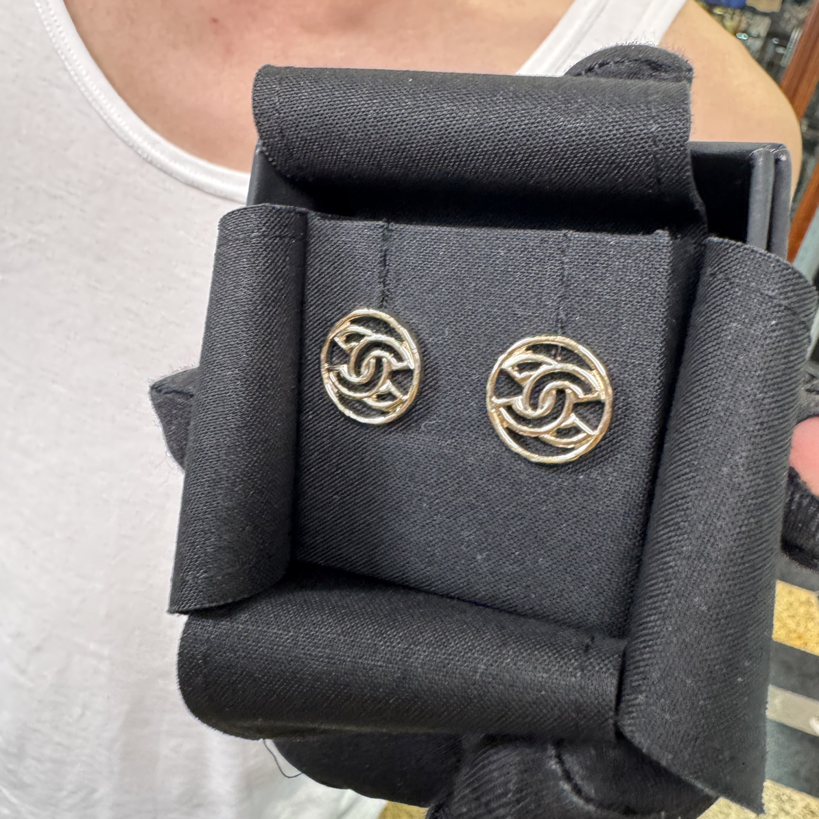 99新 Chanel/香奈儿 chanel满logo镂空耳钉