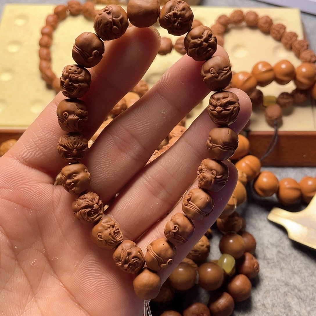 龙纹桃核雕刻恶僧