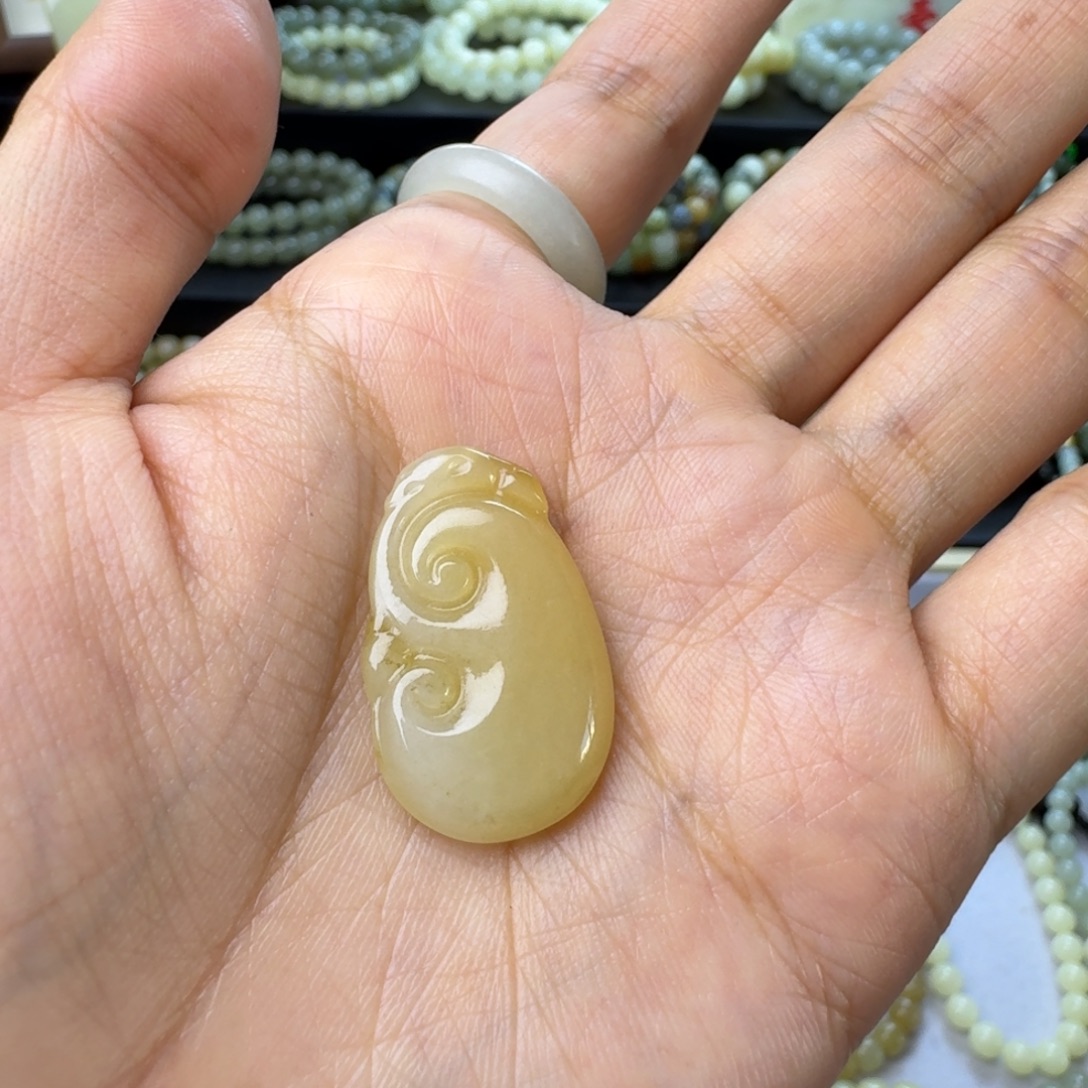 7***星和田玉（糖玉）未镶嵌颈饰