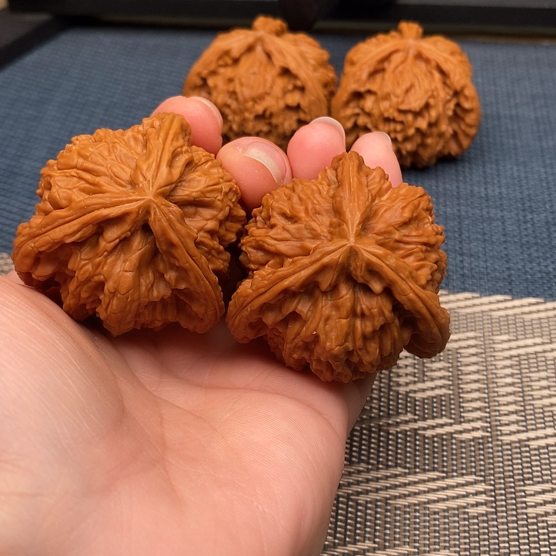 胡***闹文玩核桃吊坠三棱