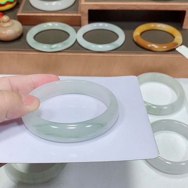 用***8石英质玉未镶嵌手镯