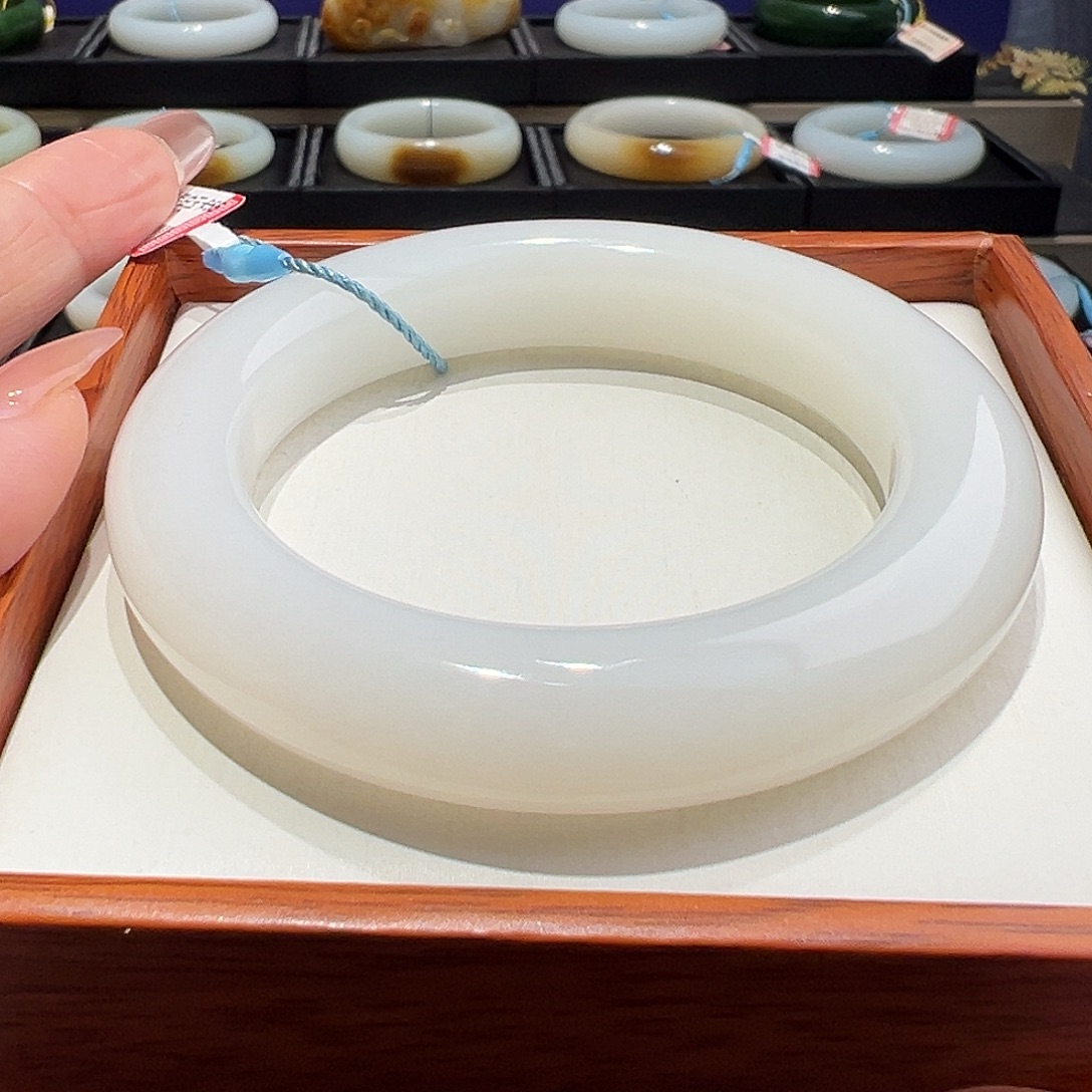 和田玉未镶嵌手镯