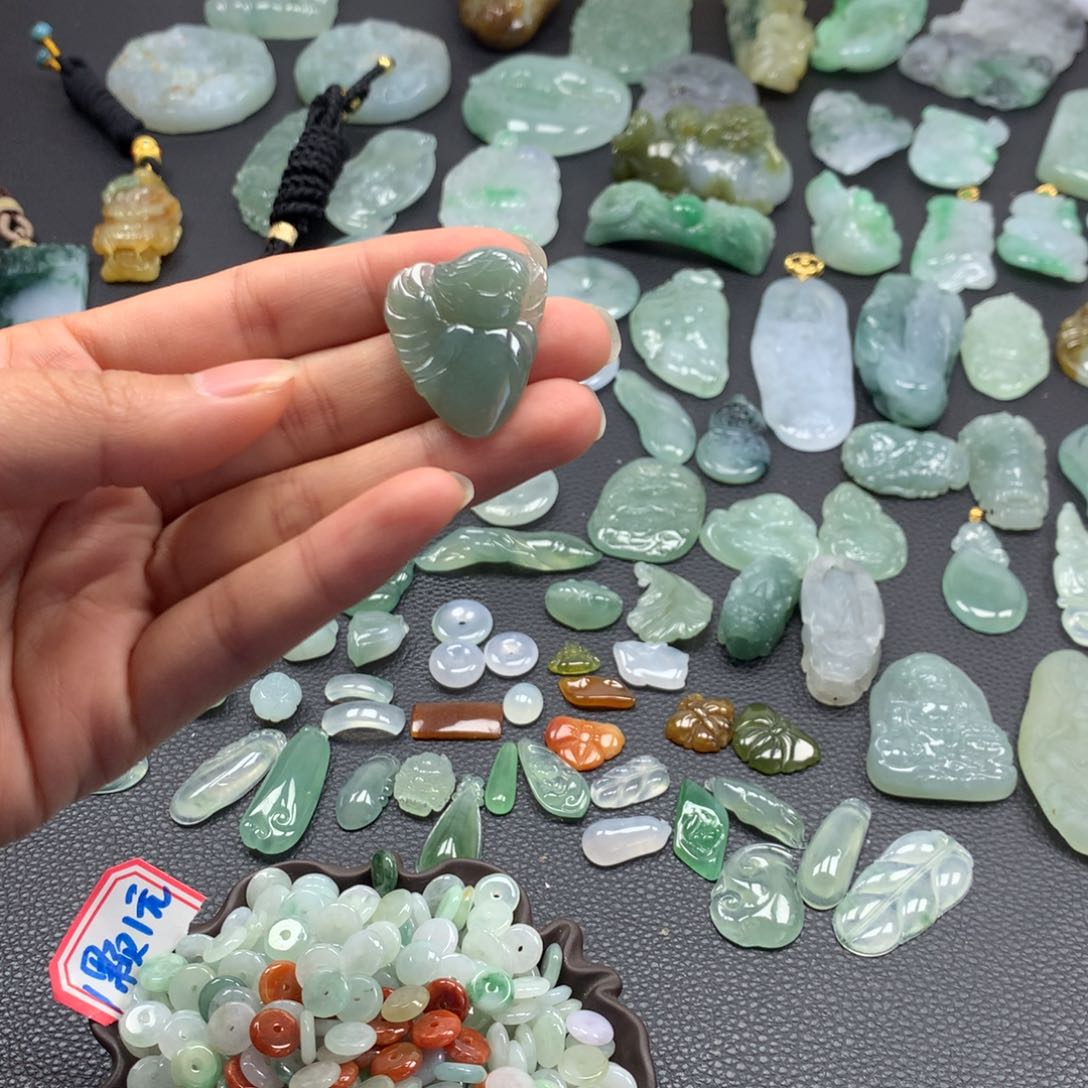 翡翠颈饰未镶嵌天使