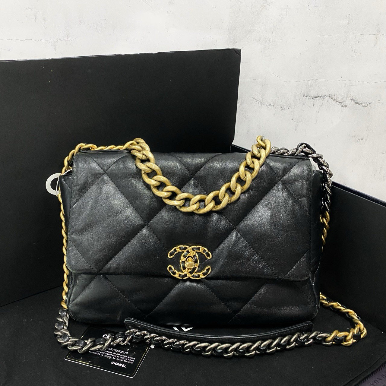 99新 Chanel/香奈儿 香奈儿黑金19bag中号31开有卡