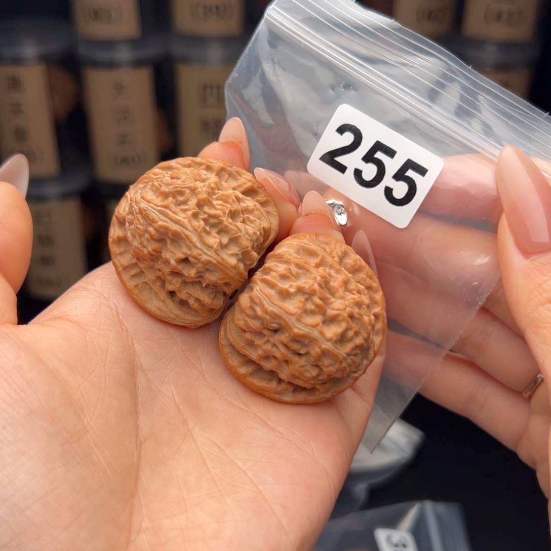 文玩核桃吊坠白狮子41