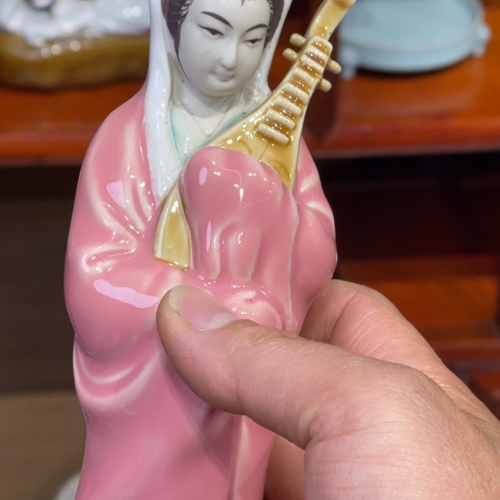 石湾公仔衬托盆景漂亮