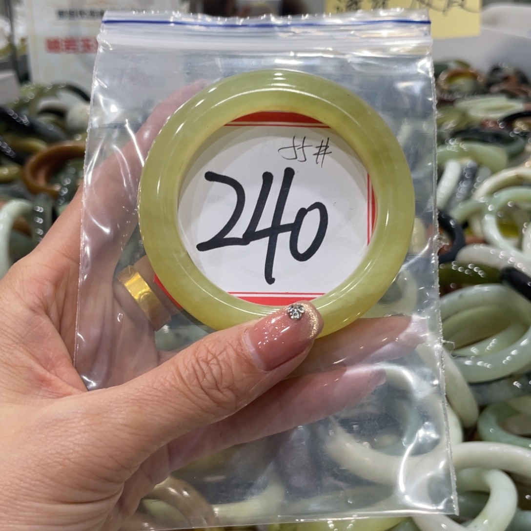 蛇纹石玉手镯未镶嵌