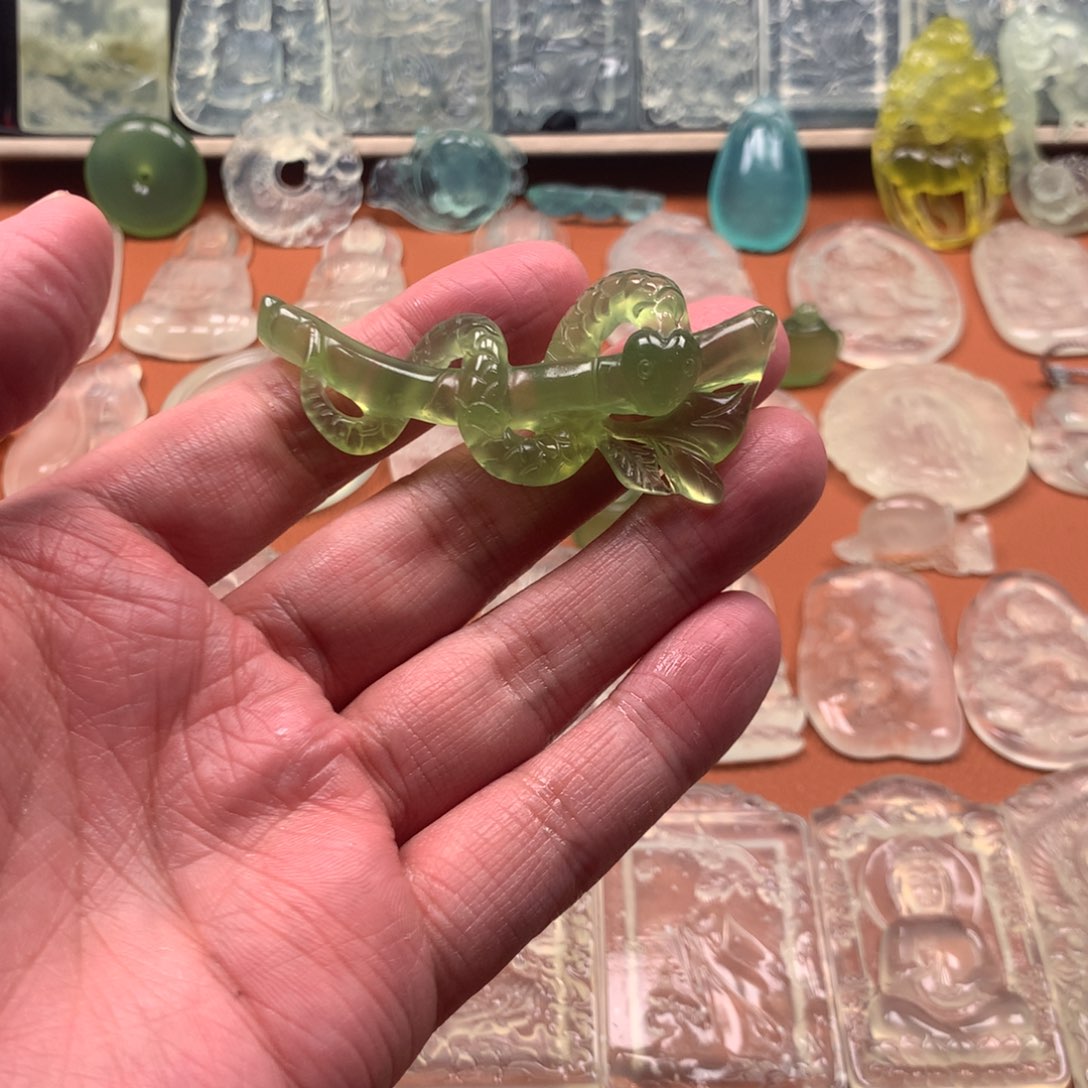 蛇纹石玉颈饰未镶嵌