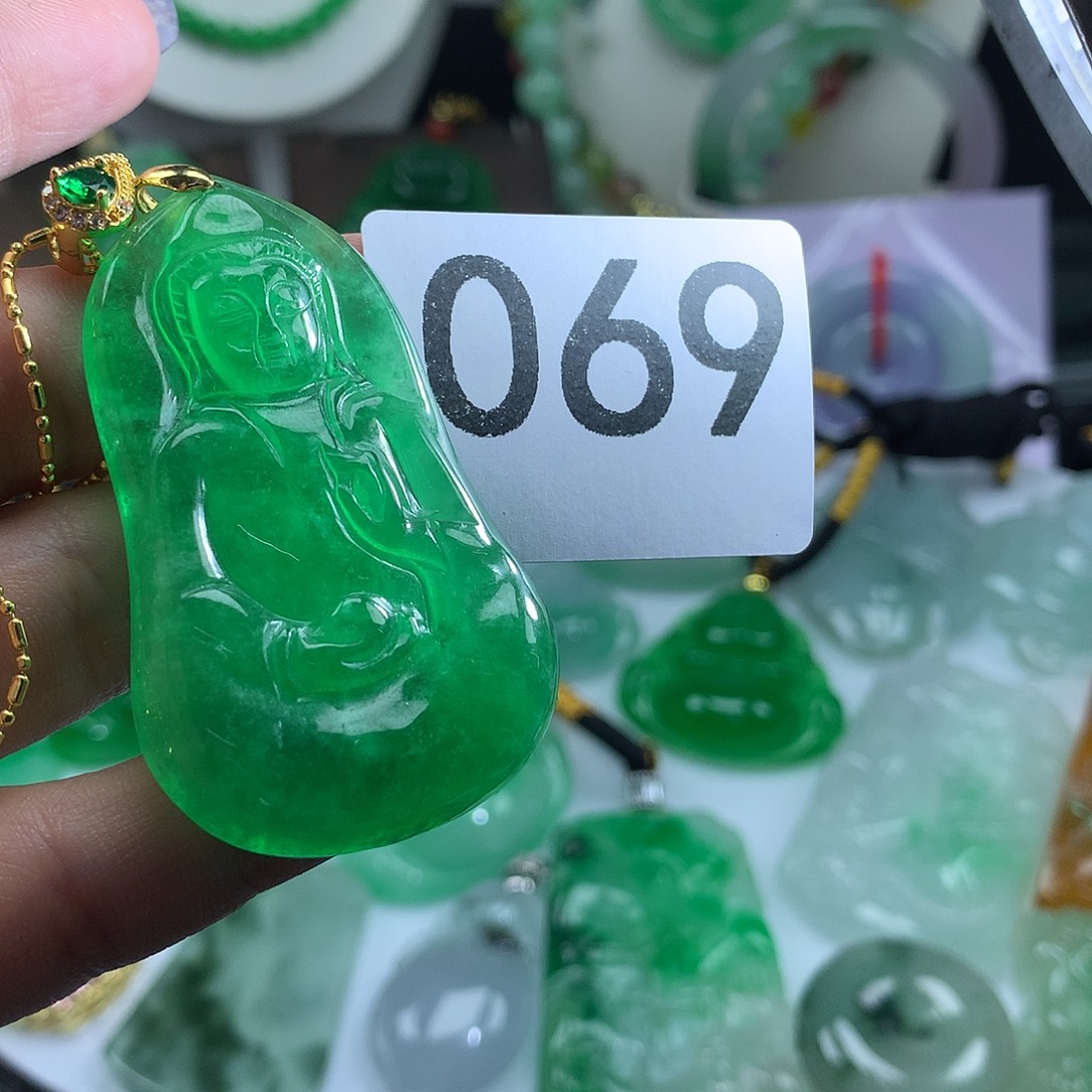 翡翠未镶嵌吊坠(赠链)