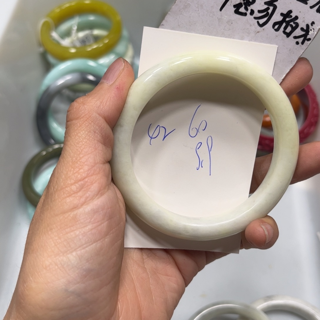 蛇纹石玉手镯未镶嵌三*姐