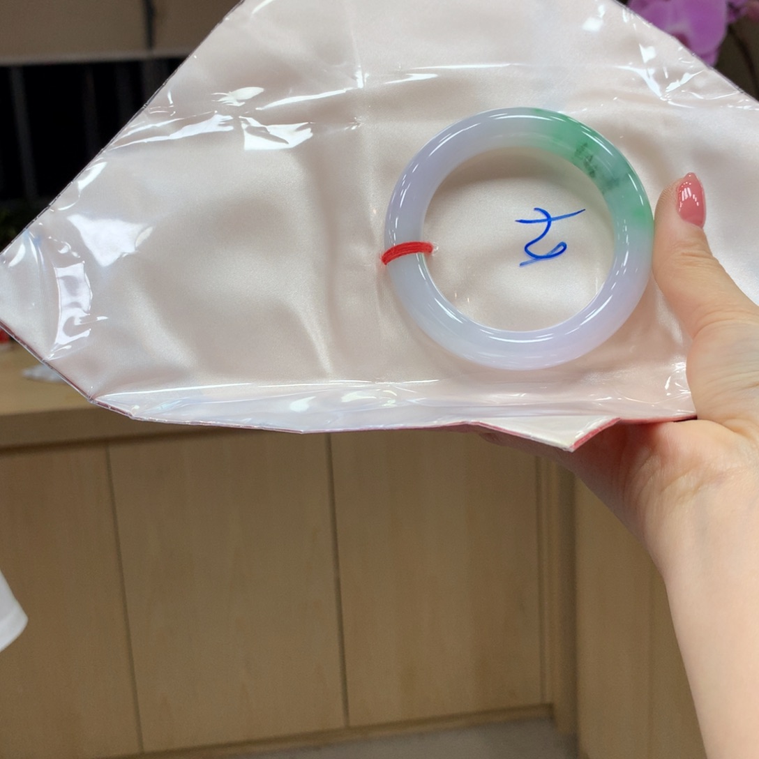 翡翠手镯未镶嵌不退不换