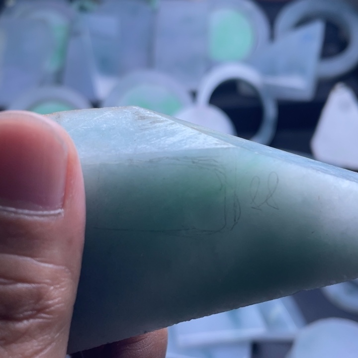 华***喂翡翠未镶嵌颈饰翡翠