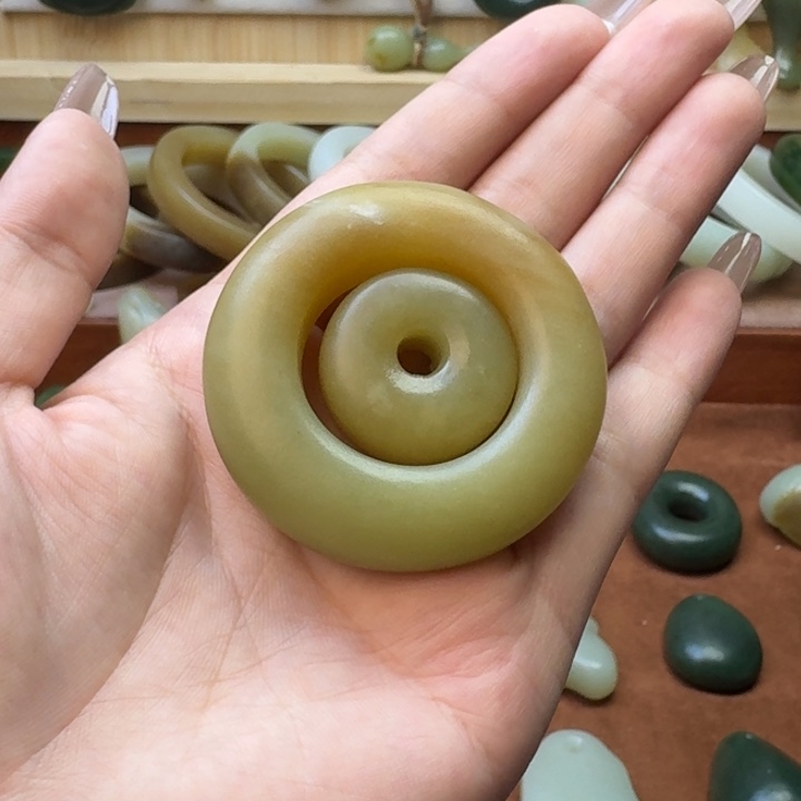 一***亿和田玉未镶嵌颈饰