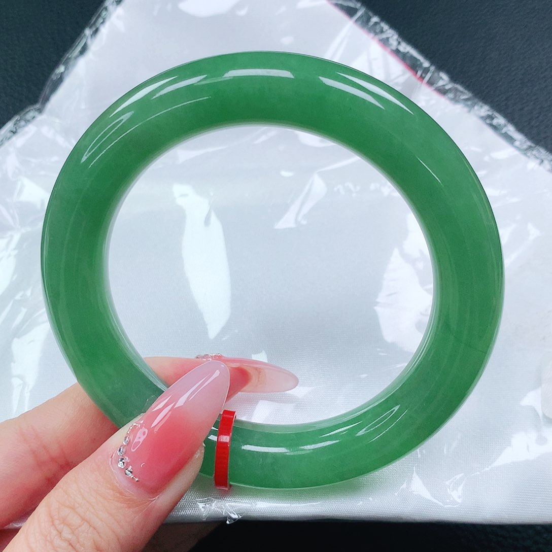 翡翠手镯未镶嵌56圈