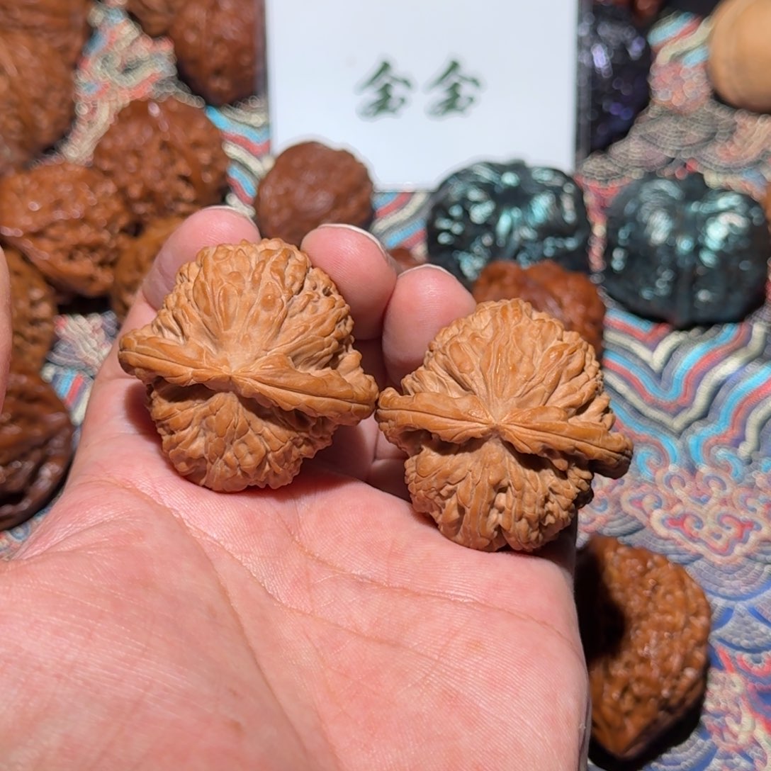 文玩核桃把件1661球白，尺寸42 41 35