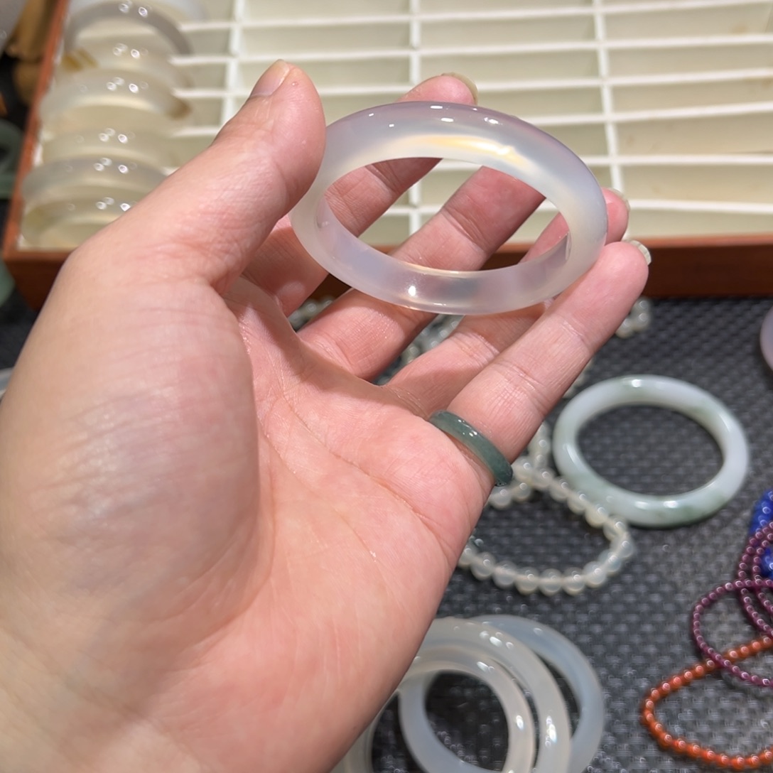 玛瑙/玉髓未镶嵌手镯54圈有纹雾24