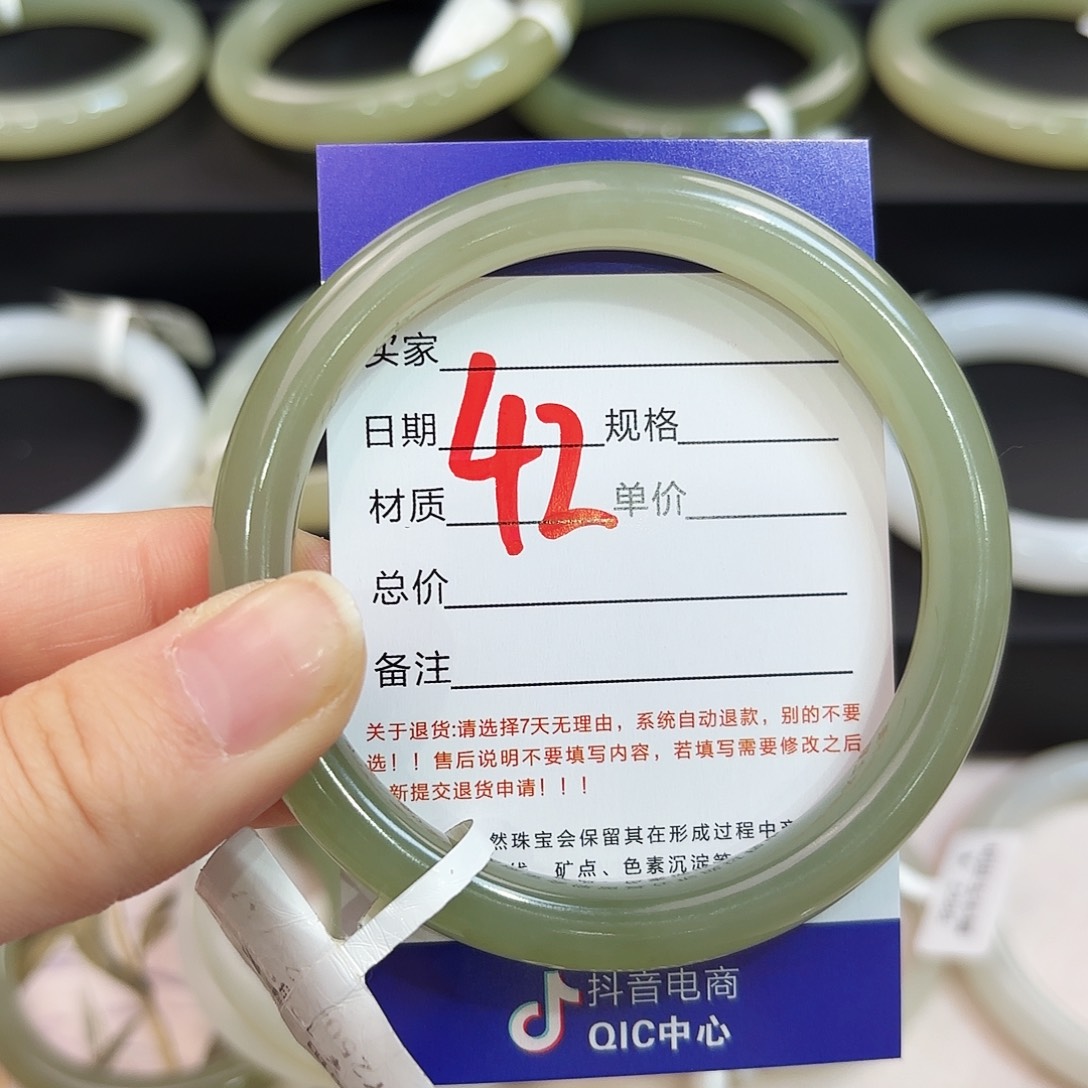 未镶嵌手镯和田玉达***姐