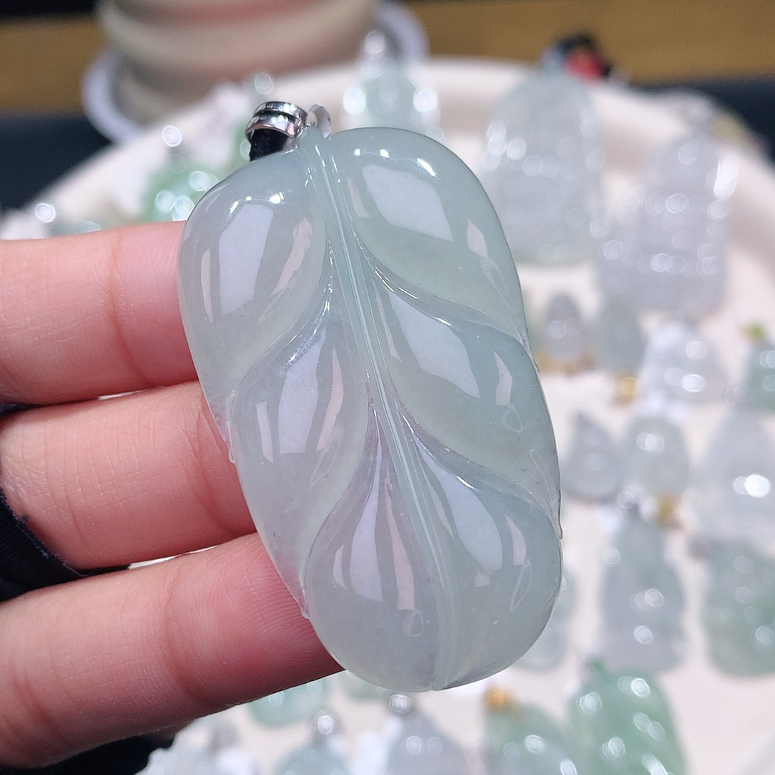 颈饰18K金镶嵌翡翠叶子