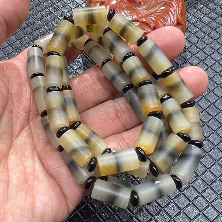 石英质玉（黄龙玉）颈饰未镶嵌