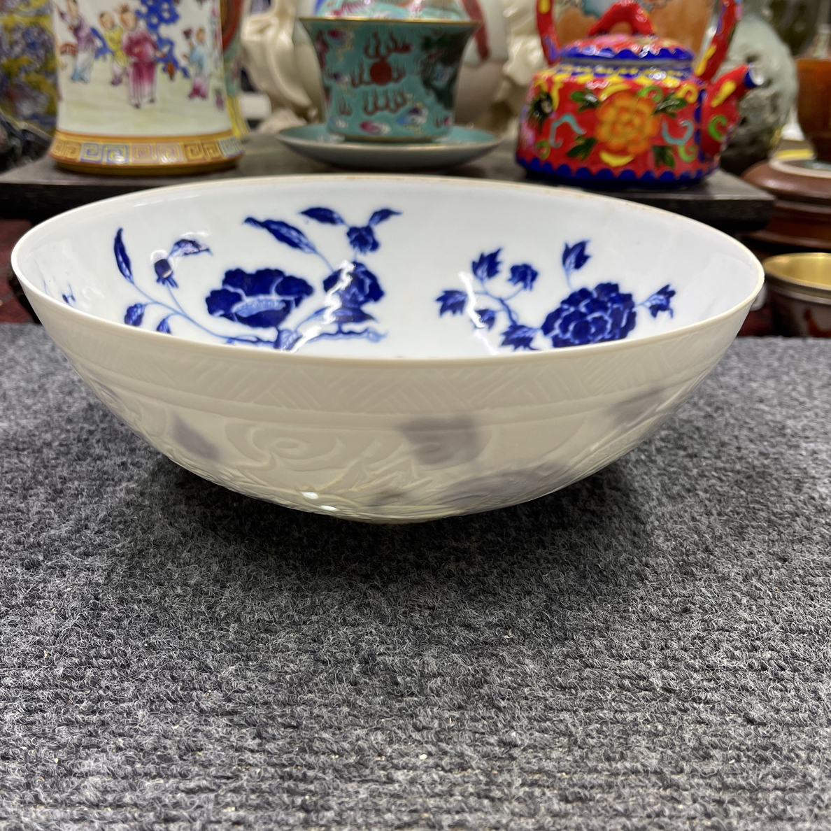 白瓷浮雕内绘青花赏碗摆件