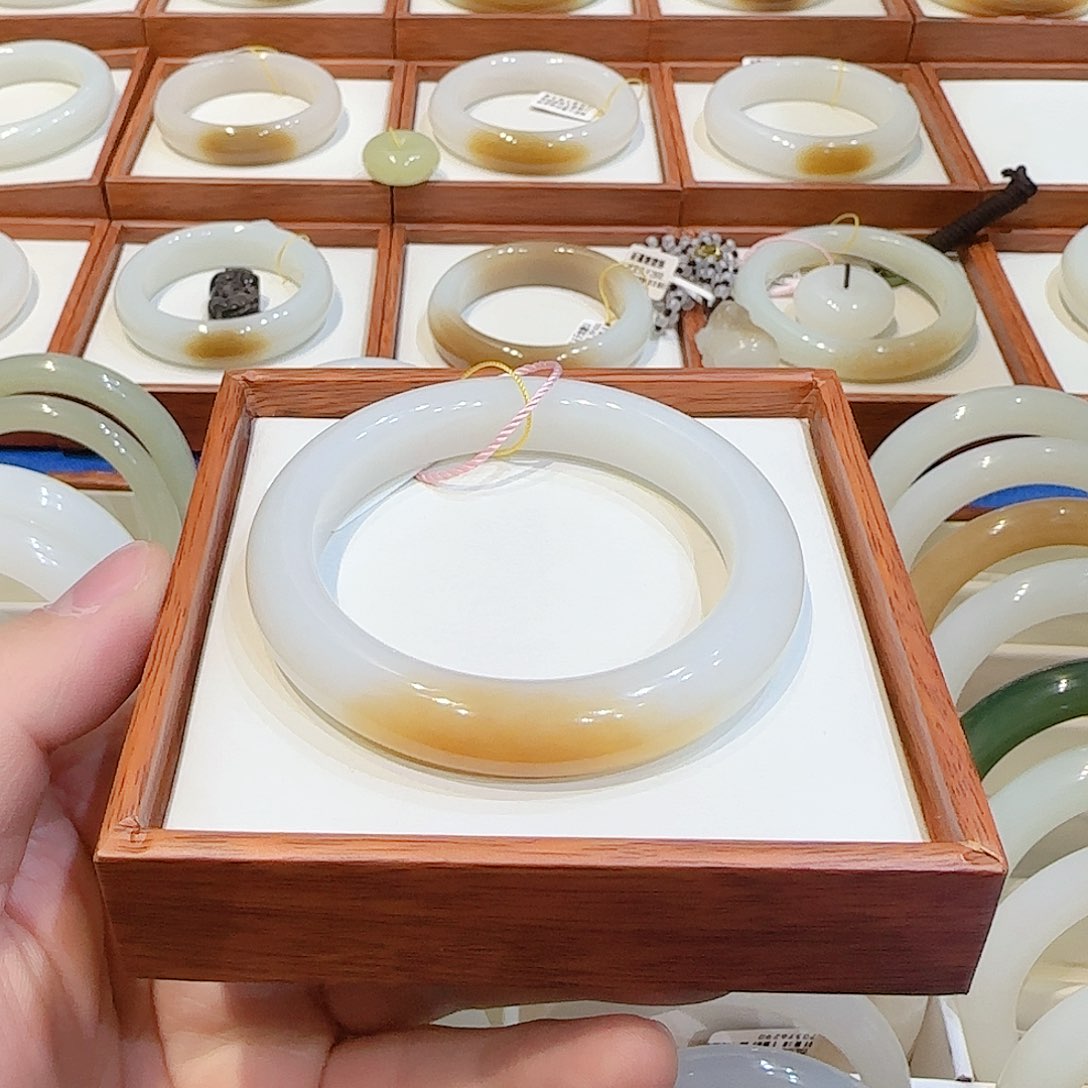 和田玉手镯未镶嵌桐*儿羊脂糖白玉