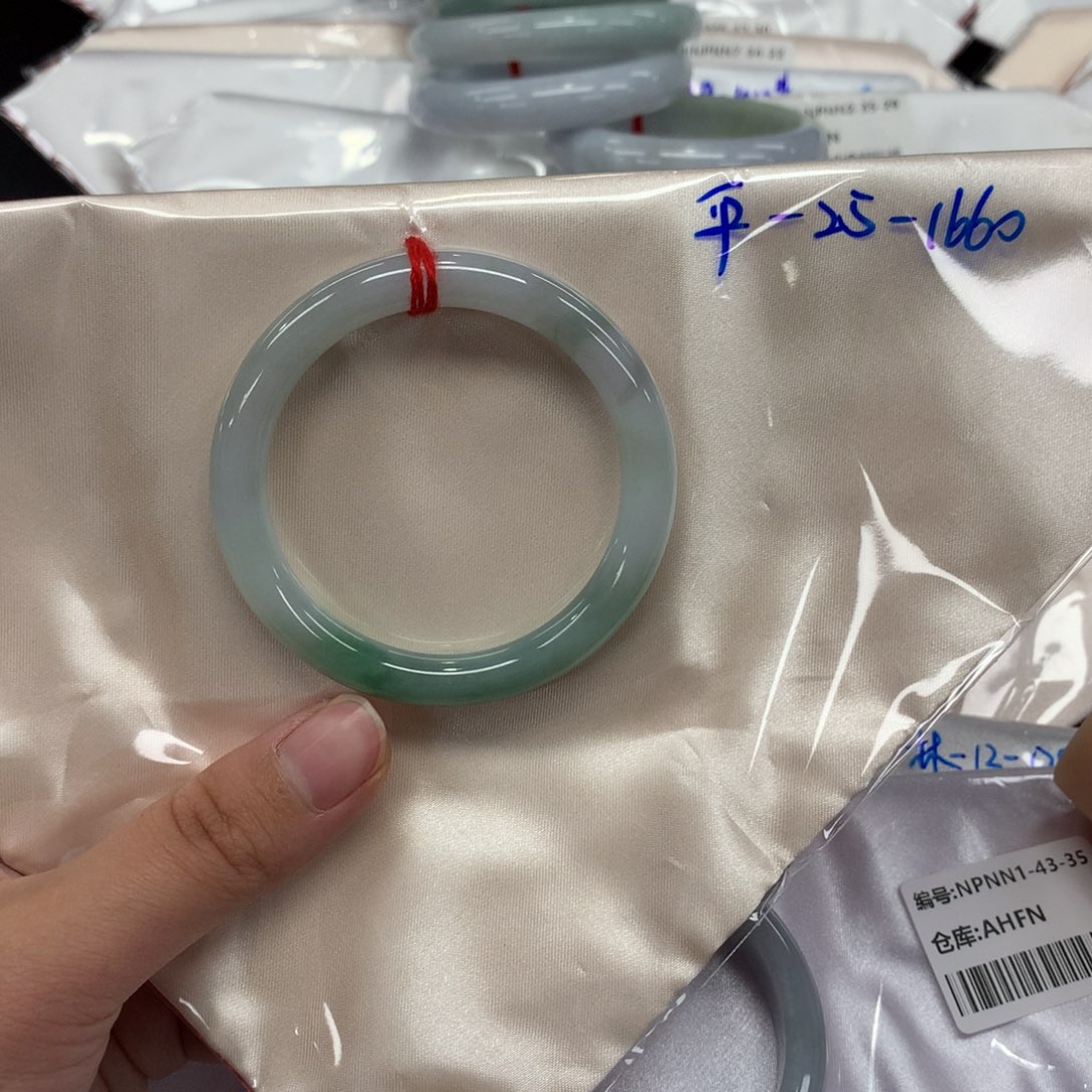 翡翠手镯未镶嵌翡翠