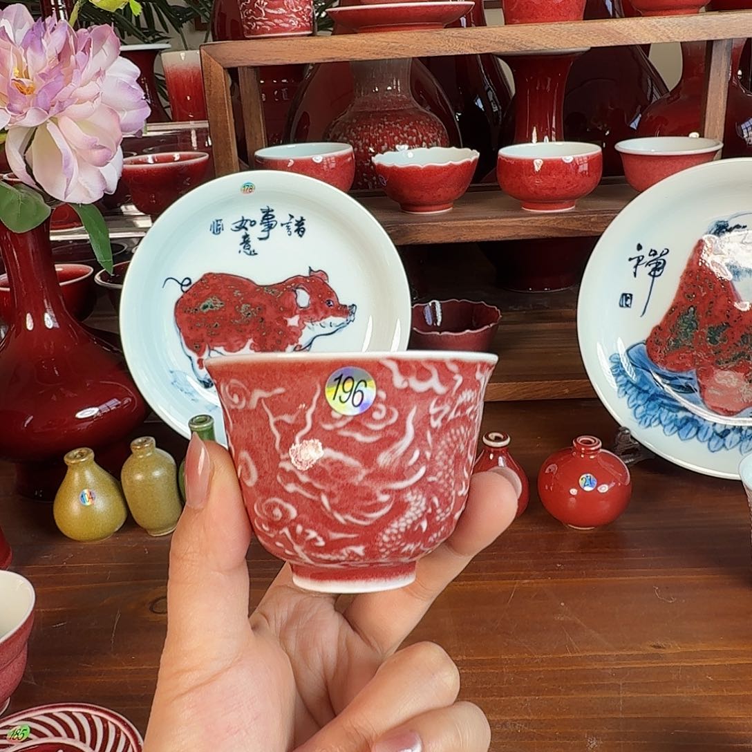 碟暗刻龙纹豇豆红铃铛杯196######