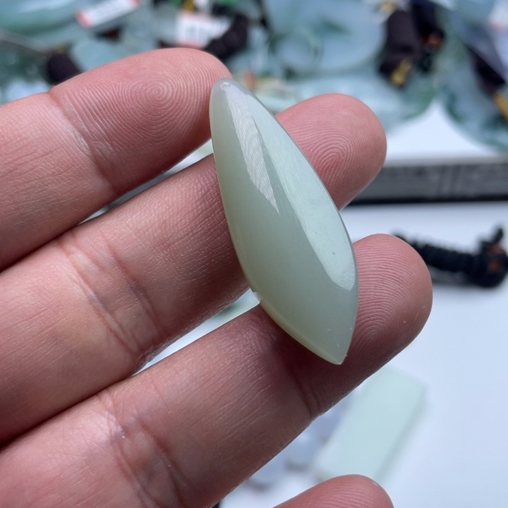 雪***迩和田玉未镶嵌颈饰挂件