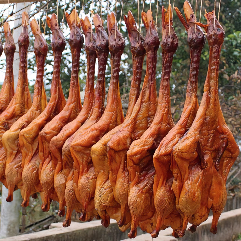 川渝特色柏树烟熏腊板鸭传统秘制美味腊板鸭