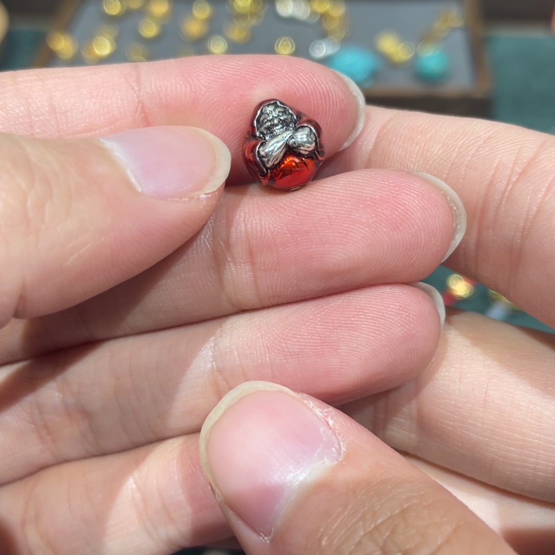 红衣恶僧一个背云