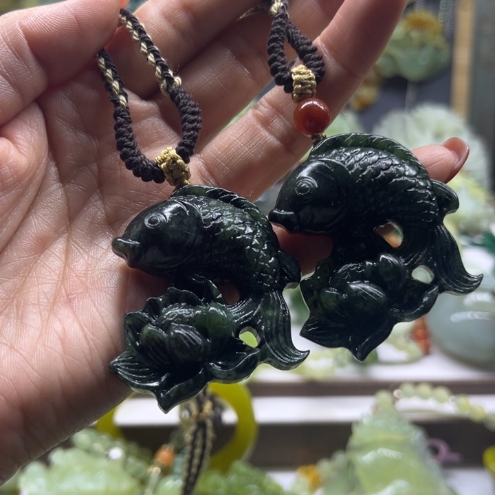 蛇纹石玉未镶嵌颈饰