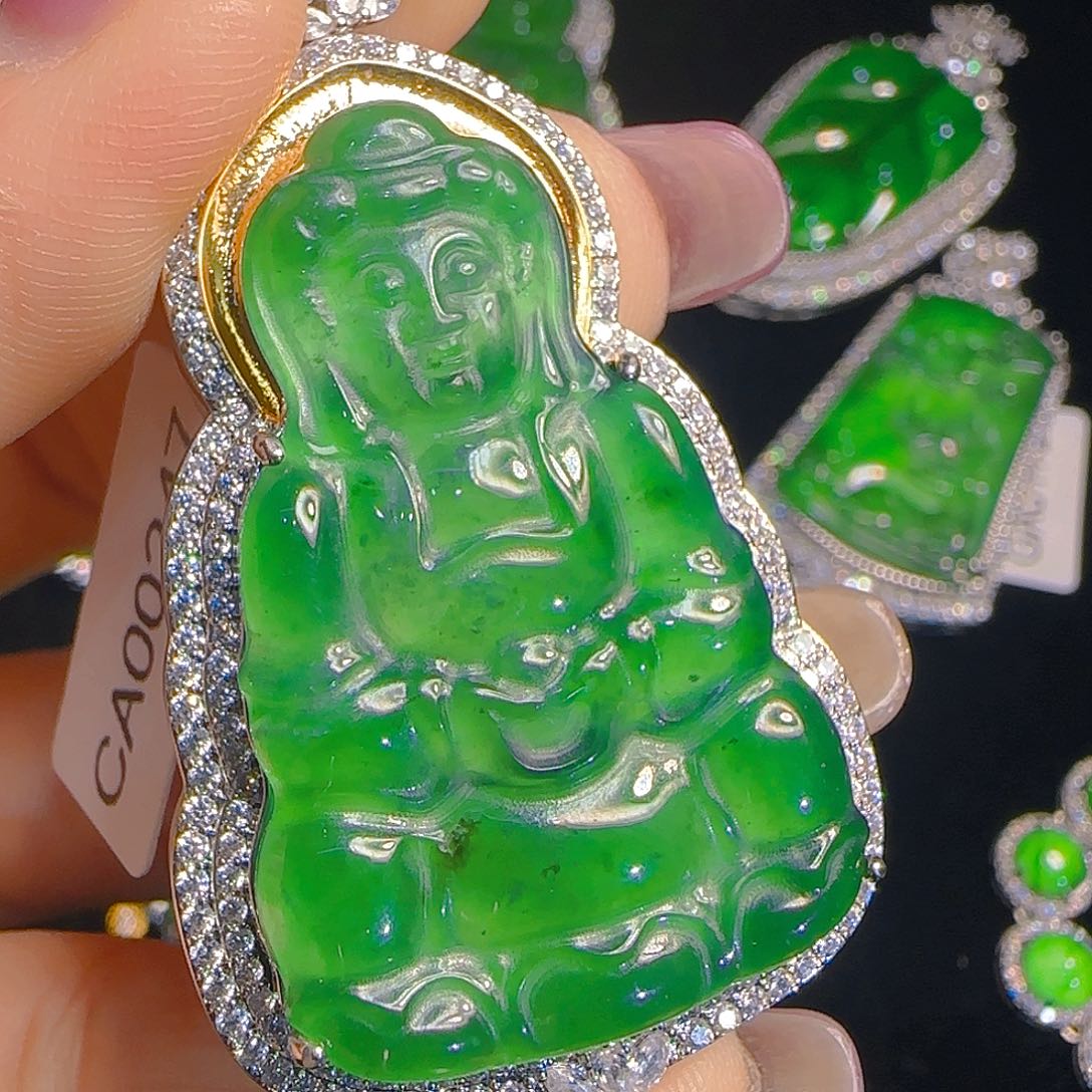 翡翠吊坠(赠链)未镶嵌