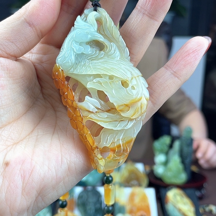 蛇纹石玉颈饰未镶嵌