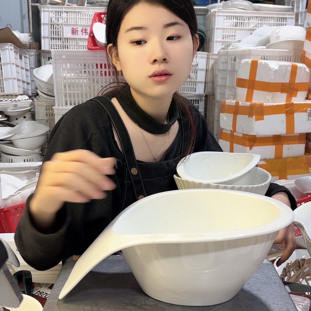 盘微瑕产品………大漏勺一个