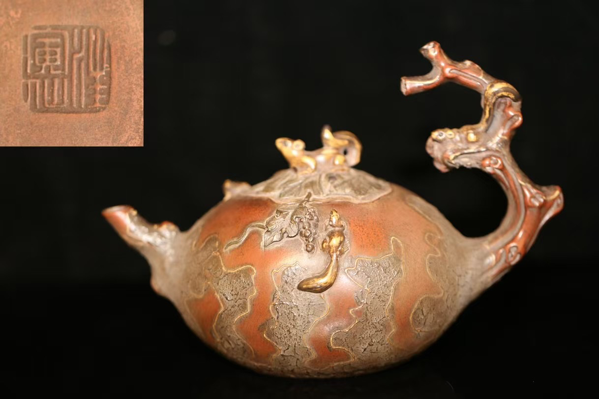 松鼠葡萄半提梁壶！全手工，泥绘雕刻精美，350毫升。