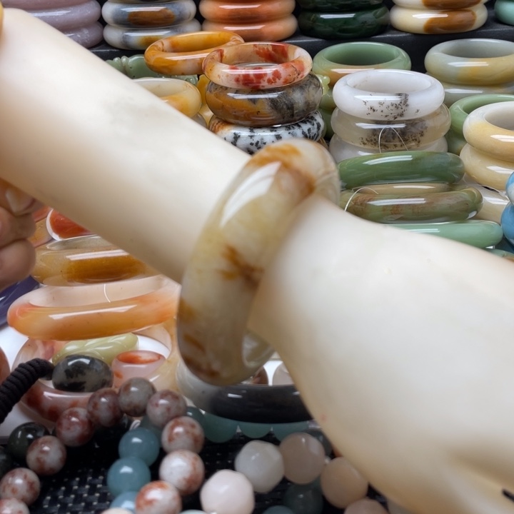 石英质玉手镯未镶嵌