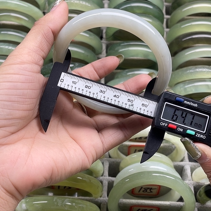 蛇纹石玉未镶嵌手镯192