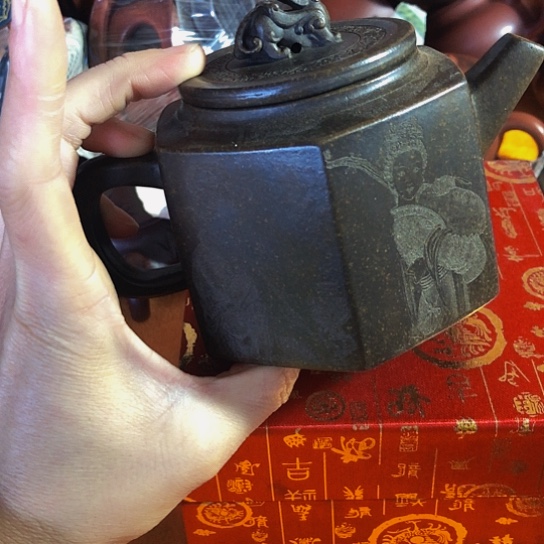 紫砂茶壶原矿泥料手工制作的紫砂壶。