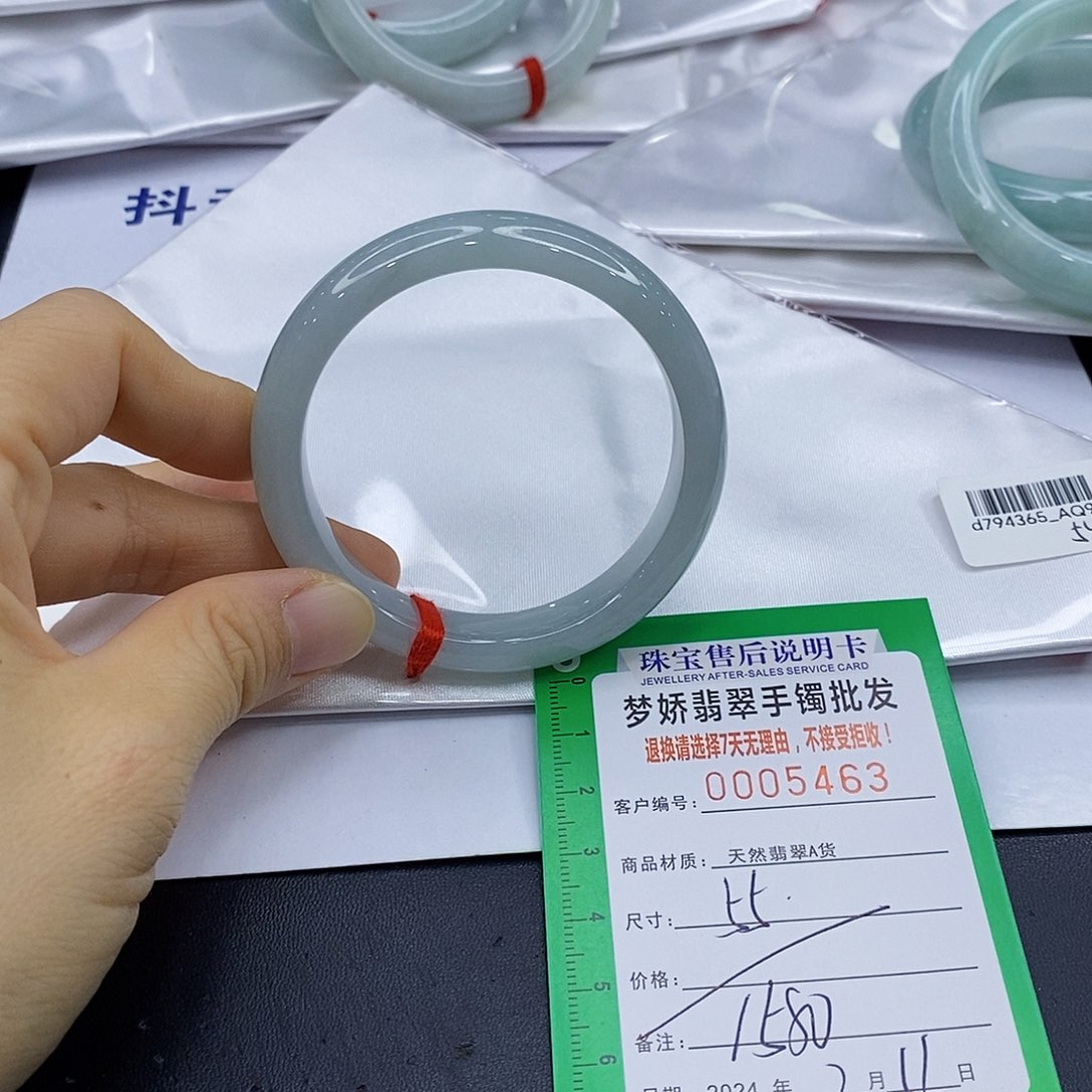 翡翠手镯未镶嵌翡翠手镯