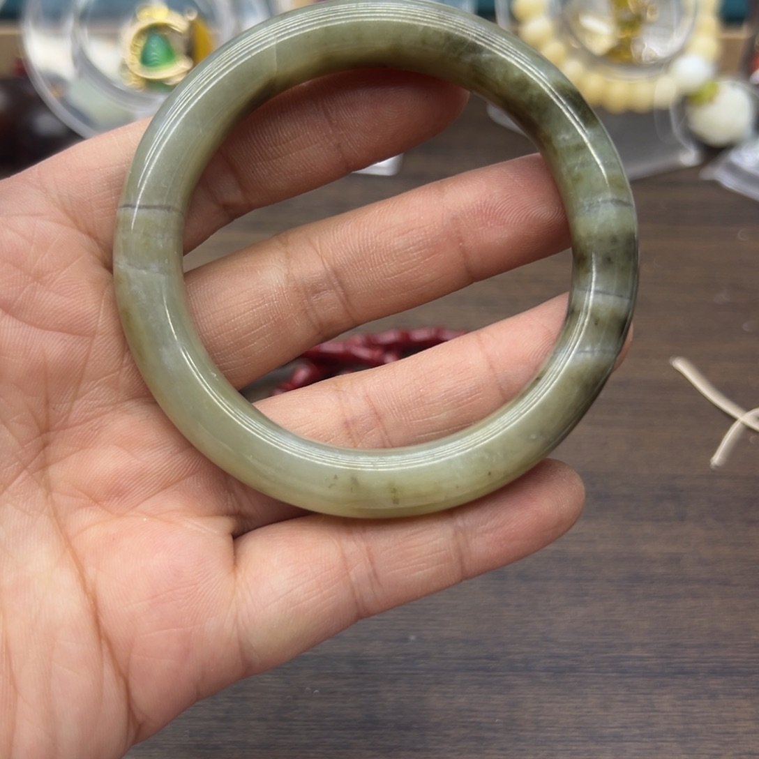 和田玉未镶嵌手镯56.3圈围581瑕