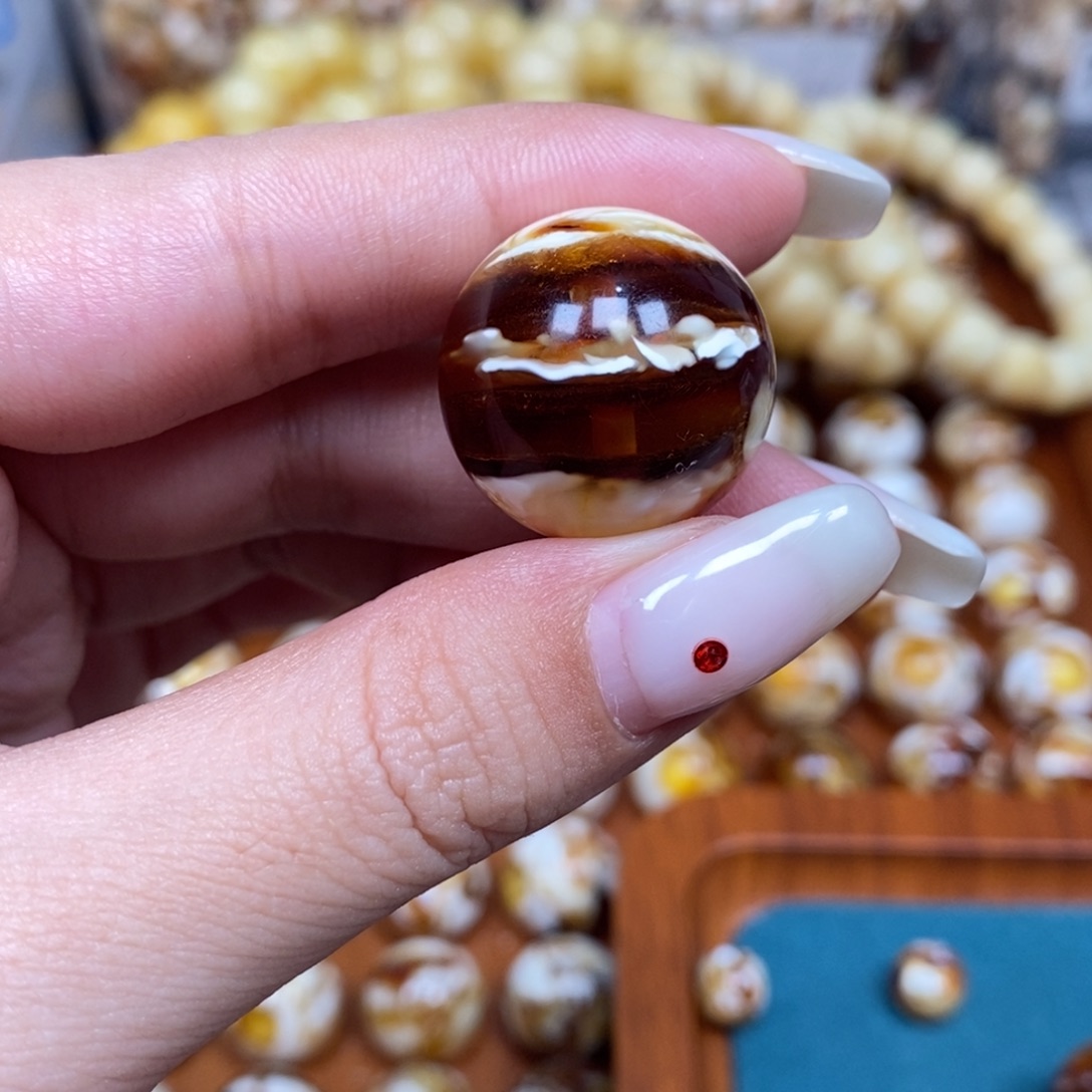 沁色蜜蜡未镶嵌圆珠