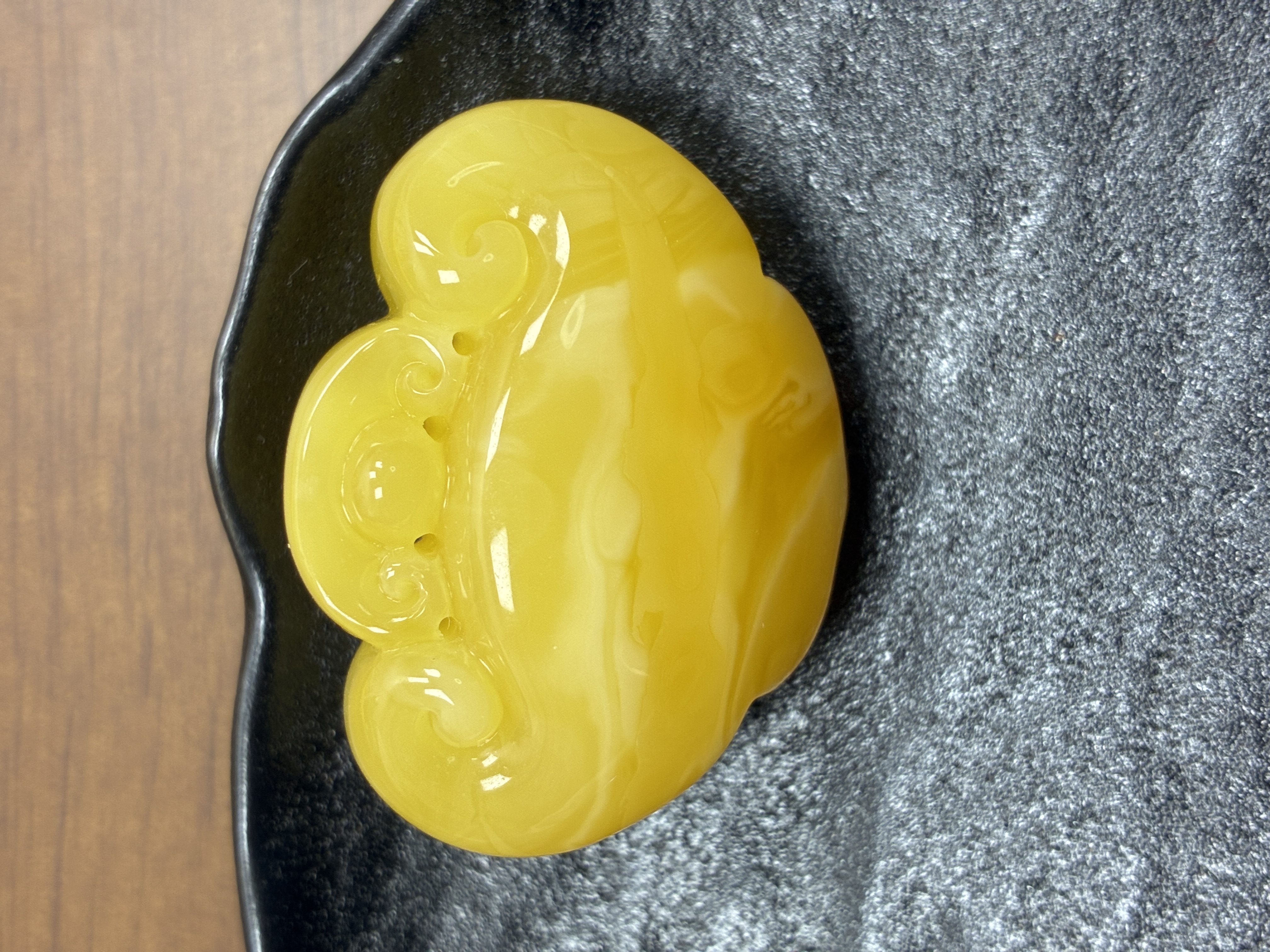 天然原矿蜜蜡焦皮料鸡油黄浓蜡妖花双面双戴如意锁