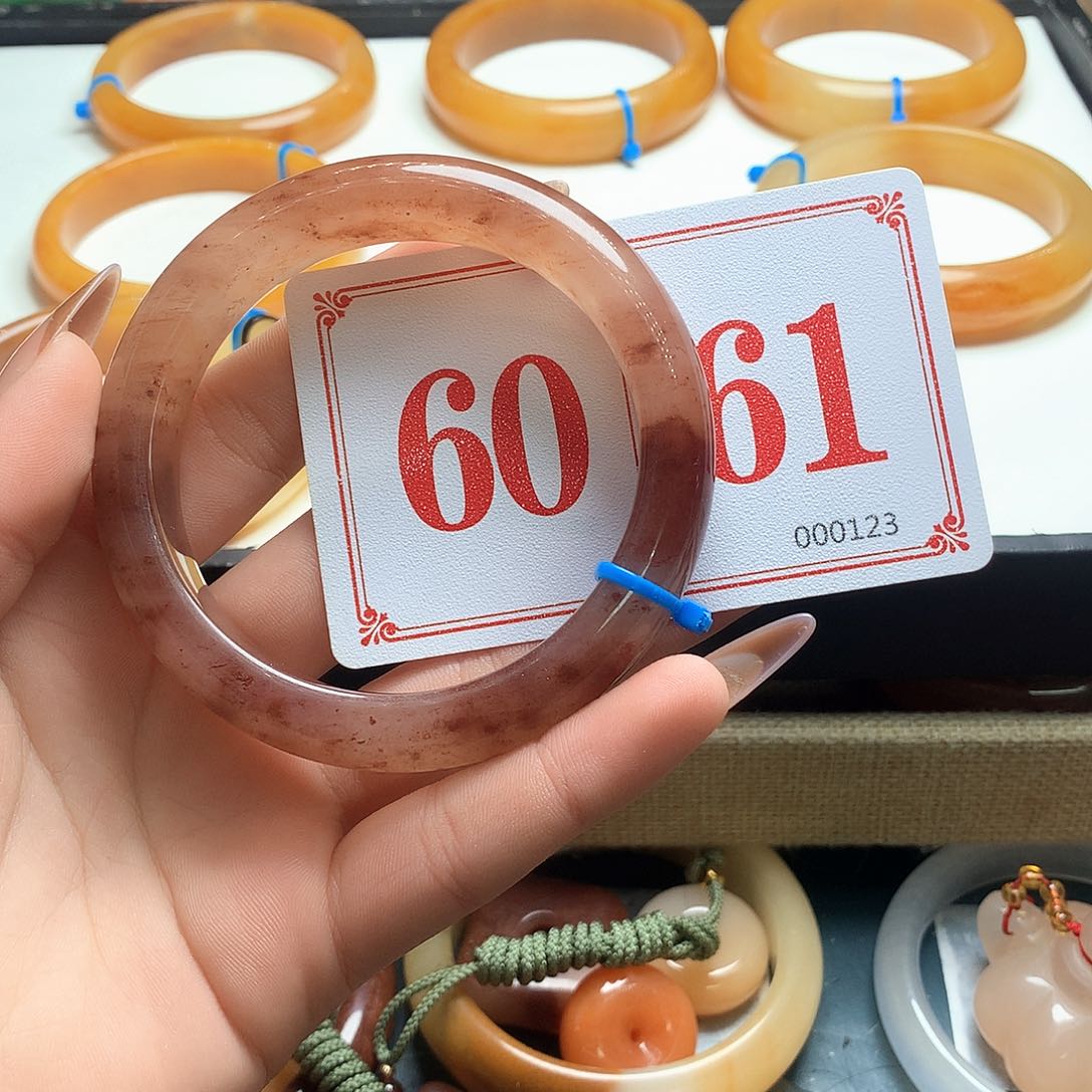 未镶嵌石英质玉（黄龙玉）手镯