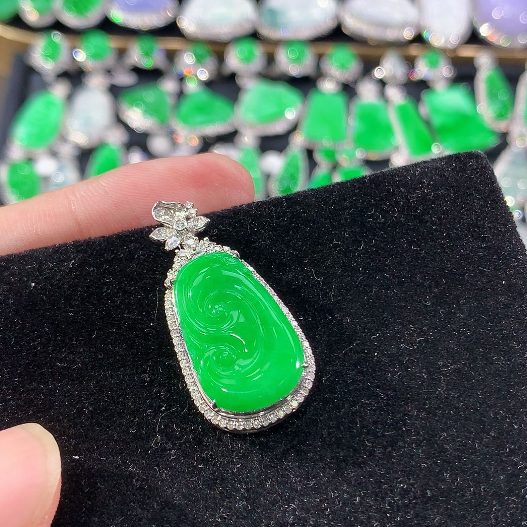 翡翠18K金镶嵌颈饰