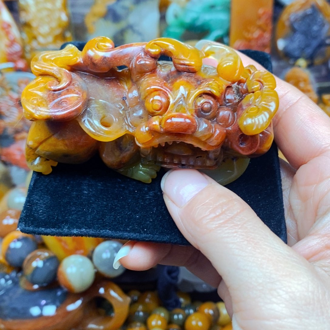 未镶嵌石英质玉（黄龙玉）颈饰