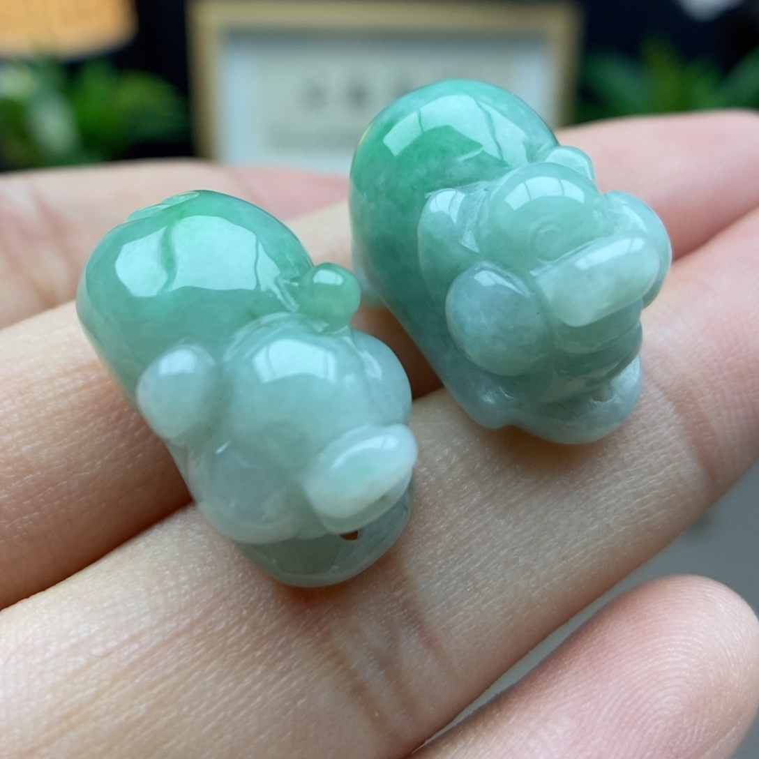 翡翠未镶嵌颈饰发其一